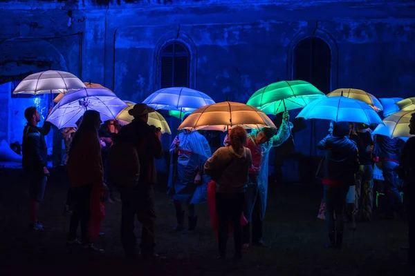 Renkli şemsiyeler tarafından LED lambalar gece ışıklı — Stok fotoğraf
