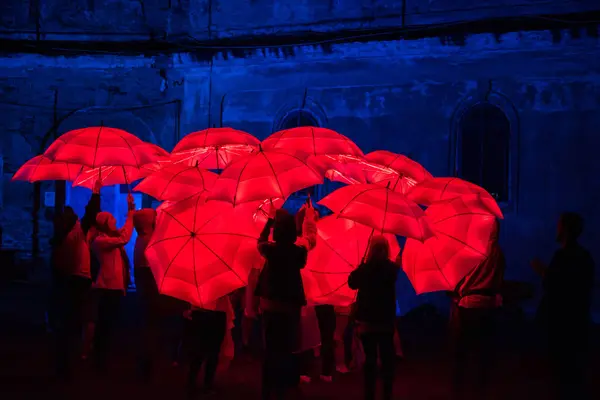 Rött paraply upplyst av led lampor i natt — Stockfoto