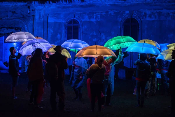 Kolorowe parasole, oświetlone przez lampy led w nocy — Zdjęcie stockowe