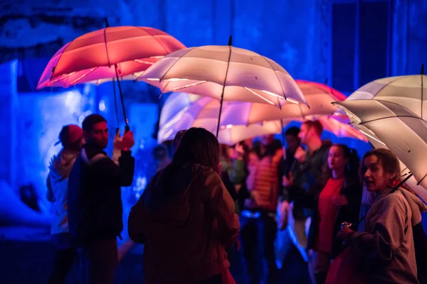 Kolorowe parasole, oświetlone przez lampy led w nocy — Zdjęcie stockowe