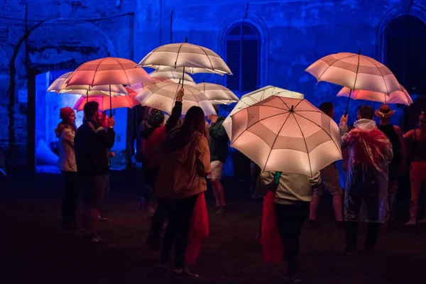 Kolorowe parasole, oświetlone przez lampy led w nocy — Zdjęcie stockowe