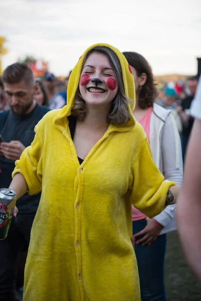 Girl dressed as a clown in yellow clothes partying — Stock Photo, Image