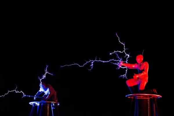 Seigneurs de la foudre spectacle d'électricité haute tension — Photo