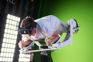 Samsung sanal gerçeklik kulaklık, Vr oculus googles kullanarak adam