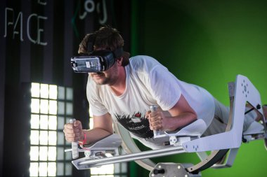 Samsung sanal gerçeklik kulaklık, Vr oculus googles kullanarak adam