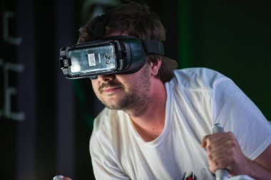 Samsung sanal gerçeklik kulaklık, Vr oculus googles kullanarak adam