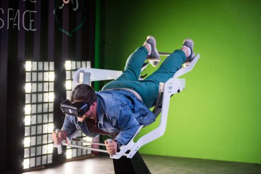Samsung sanal gerçeklik kulaklık, Vr oculus googles kullanarak adam