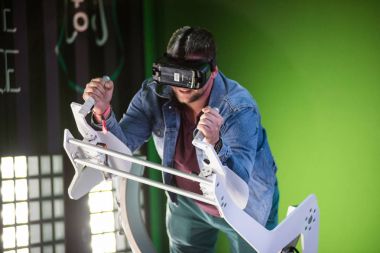 Samsung sanal gerçeklik kulaklık, Vr oculus googles kullanarak adam