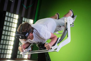 Samsung sanal gerçeklik kulaklık, Vr oculus googles kullanarak adam