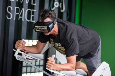 Samsung sanal gerçeklik kulaklık, Vr oculus googles kullanarak adam