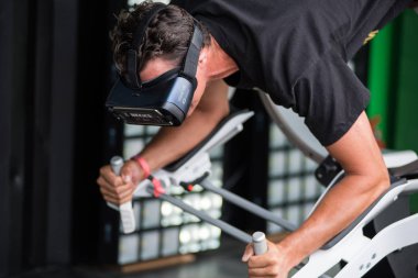 Samsung sanal gerçeklik kulaklık, Vr oculus googles kullanarak adam