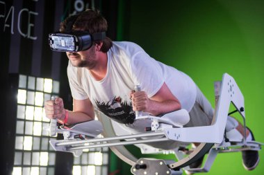 Samsung sanal gerçeklik kulaklık, Vr oculus googles kullanarak adam