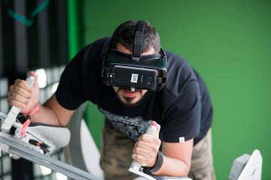 Samsung sanal gerçeklik kulaklık, Vr oculus googles kullanarak adam