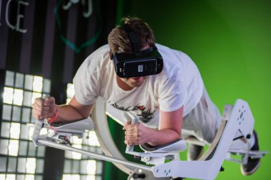 Samsung sanal gerçeklik kulaklık, Vr oculus googles kullanarak adam