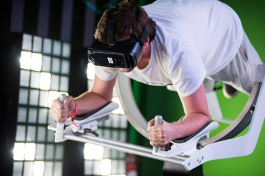 Samsung sanal gerçeklik kulaklık, Vr oculus googles kullanarak adam