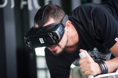 Samsung sanal gerçeklik kulaklık, Vr oculus googles kullanarak adam