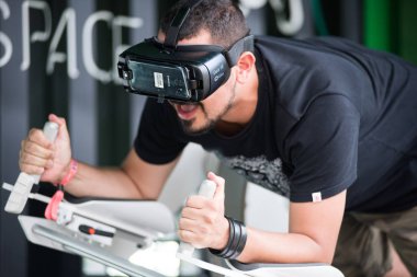 Samsung sanal gerçeklik kulaklık, Vr oculus googles kullanarak adam