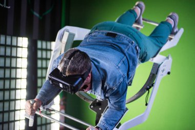 Samsung sanal gerçeklik kulaklık, Vr oculus googles kullanarak adam