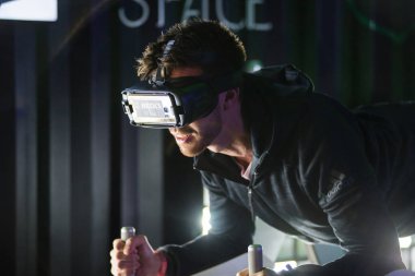 Samsung sanal gerçeklik kulaklık, Vr oculus googles kullanarak adam