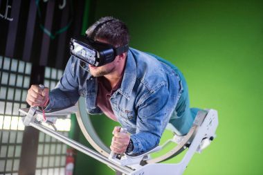 Samsung sanal gerçeklik kulaklık, Vr oculus googles kullanarak adam