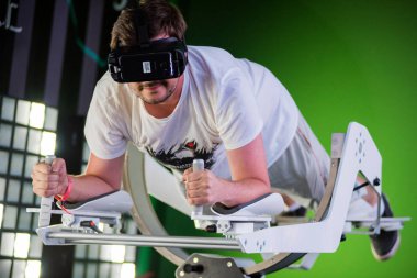 Samsung sanal gerçeklik kulaklık, Vr oculus googles kullanarak adam