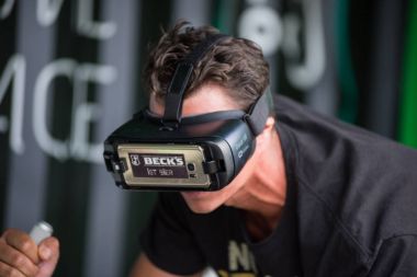 Samsung sanal gerçeklik kulaklık, Vr oculus googles kullanarak adam