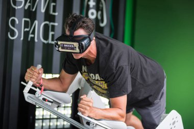 Samsung sanal gerçeklik kulaklık, Vr oculus googles kullanarak adam