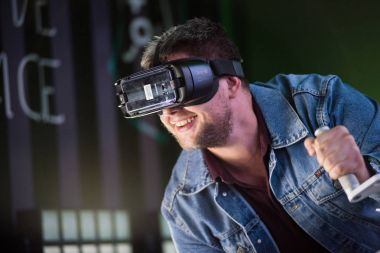 Samsung sanal gerçeklik kulaklık, Vr oculus googles kullanarak adam