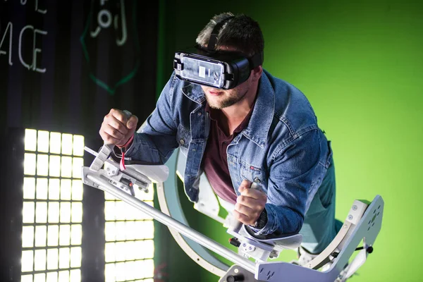 Samsung sanal gerçeklik kulaklık, Vr oculus googles kullanarak adam