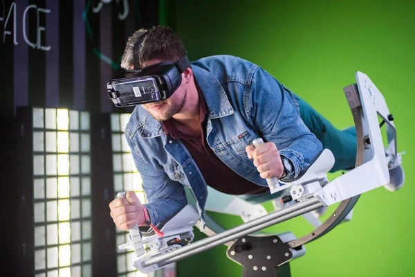 Samsung sanal gerçeklik kulaklık, Vr oculus googles kullanarak adam