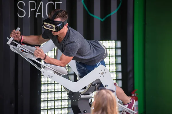 Samsung sanal gerçeklik kulaklık, Vr oculus googles kullanarak adam