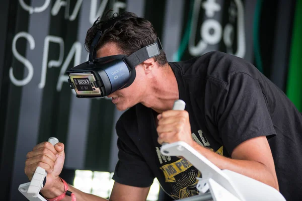 Samsung sanal gerçeklik kulaklık, Vr oculus googles kullanarak adam