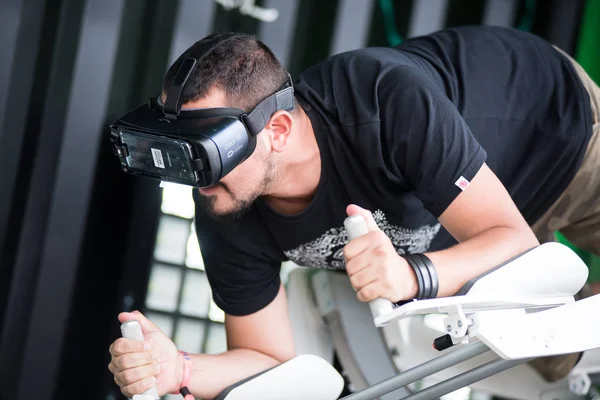 Samsung sanal gerçeklik kulaklık, Vr oculus googles kullanarak adam