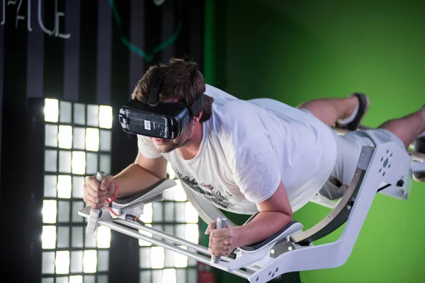 Samsung sanal gerçeklik kulaklık, Vr oculus googles kullanarak adam