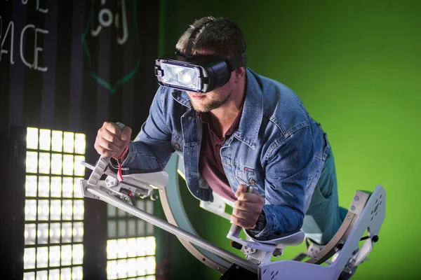 Samsung sanal gerçeklik kulaklık, Vr oculus googles kullanarak adam