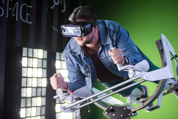 Samsung sanal gerçeklik kulaklık, Vr oculus googles kullanarak adam