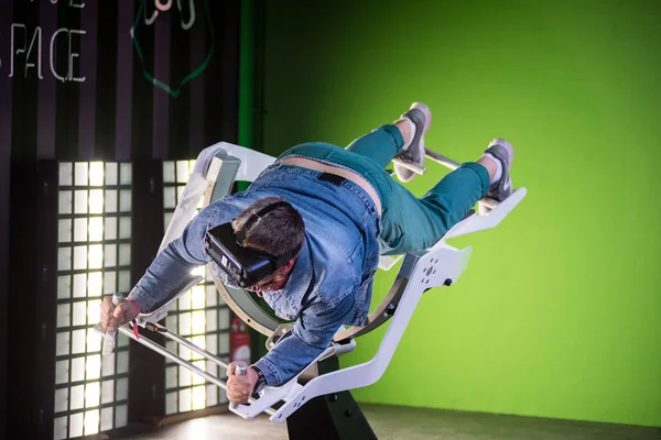 Samsung sanal gerçeklik kulaklık, Vr oculus googles kullanarak adam