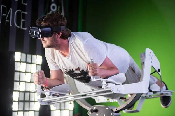 Samsung sanal gerçeklik kulaklık, Vr oculus googles kullanarak adam