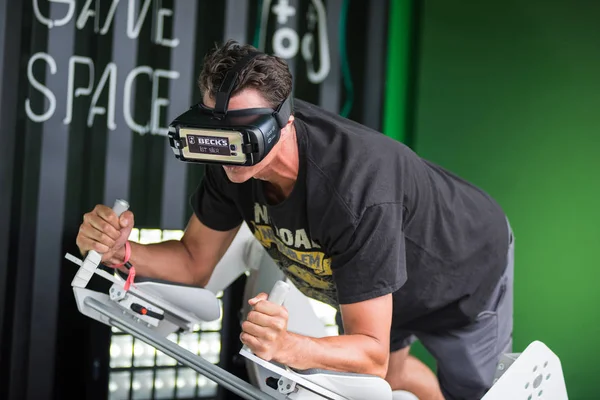 Samsung sanal gerçeklik kulaklık, Vr oculus googles kullanarak adam