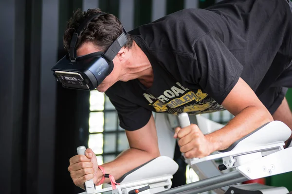 Samsung sanal gerçeklik kulaklık, Vr oculus googles kullanarak adam