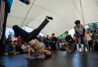 B-boy bazı break dans yapan