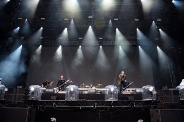 Sahne Alanı'nda yaşamak oynarken rock grubu