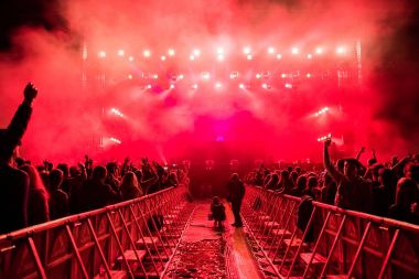 DJ canlı elektronik dans müziği konseri gerçekleştirir