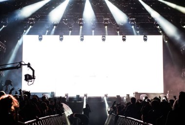 DJ canlı elektronik dans müziği konseri gerçekleştirir