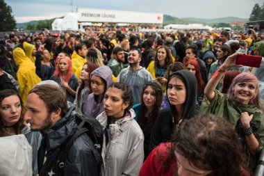 Headbang kalabalık hardcore bir konserde ilk satırda