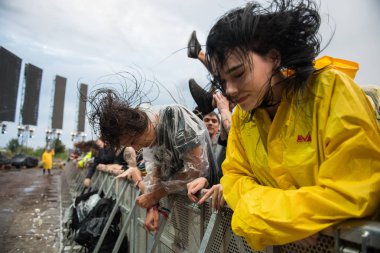 Headbang kalabalık hardcore bir konserde ilk satırda