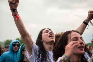 Headbang kalabalık hardcore bir konserde ilk satırda