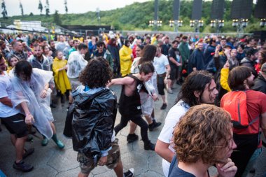 Headbang kalabalık hardcore bir konserde ilk satırda