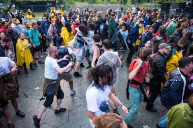 Headbang kalabalık hardcore bir konserde ilk satırda