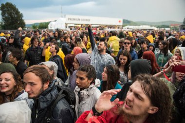 Headbang kalabalık hardcore bir konserde ilk satırda